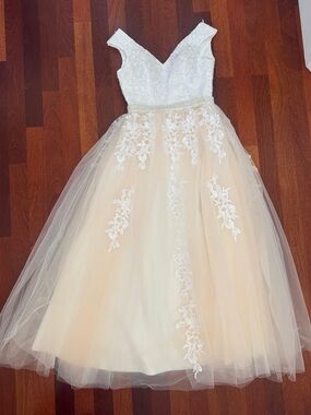 Elegant Custom Lace & Tulle dress. Size 6. Champagne. Bridal, reception, formal.